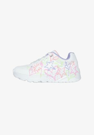 Zapatilla blanca con patrones de graffiti de estrellas y corazones coloridos en rosa, verde y azul. Presenta detalles perforados y una suela texturizada.