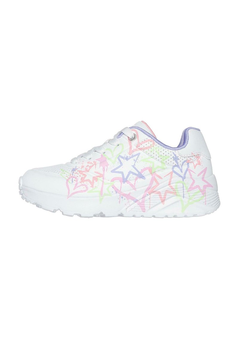 Zapatilla blanca con patrones de graffiti de estrellas y corazones coloridos en rosa, verde y azul. Presenta detalles perforados y una suela texturizada.