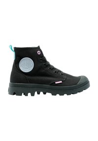 Bottines montantes noires en toile avec une semelle en caoutchouc, arborant un logo circulaire gris, des œillets roses et une touche aquatique sur la boucle de talon.