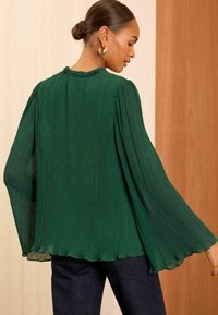 Love & Roses PLEATED V NECK FLUTE SLEEVE - Blūze - green