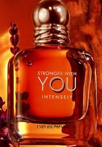 Flacon de parfum en verre avec liquide ambré étiqueté "Stronger With You Intensely" par Emporio Armani sur fond orange chaud.