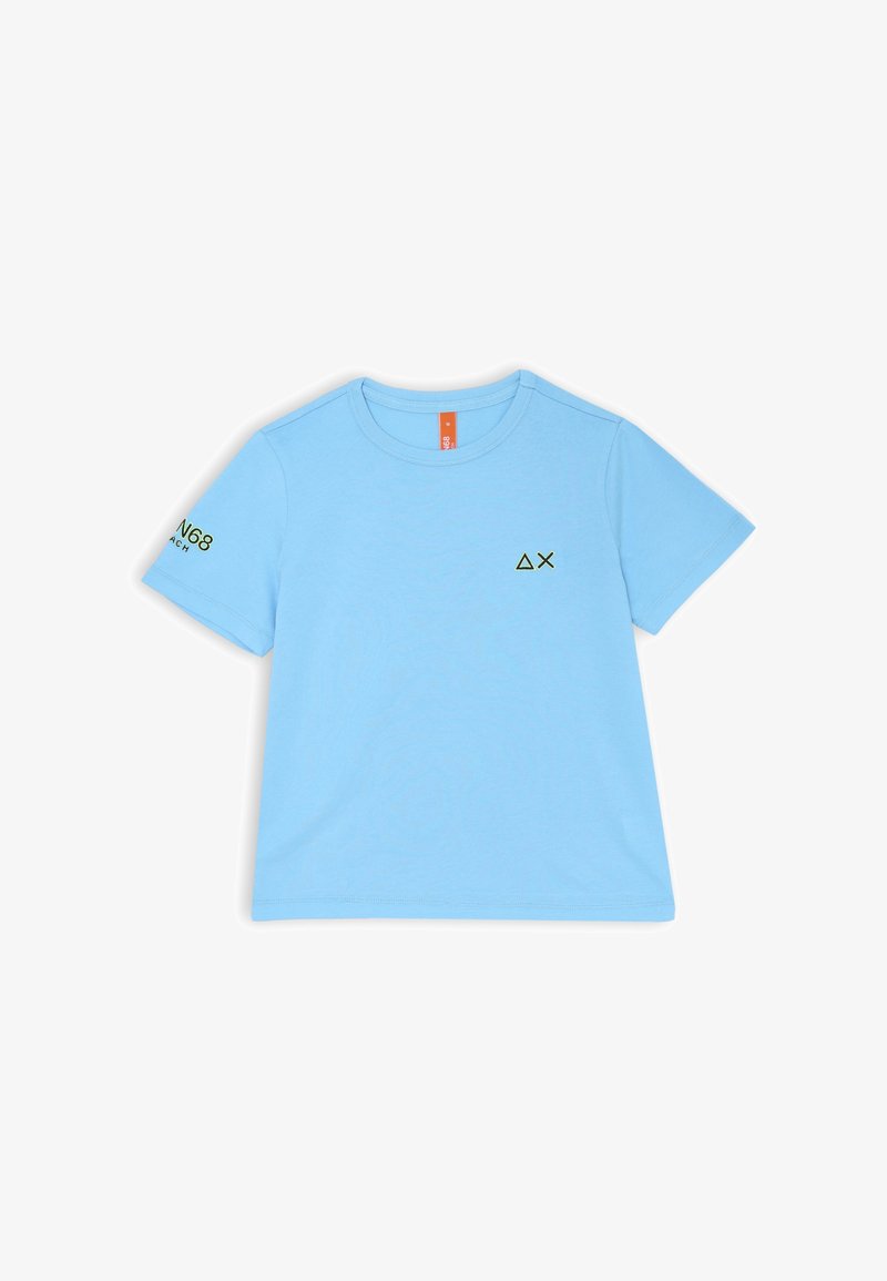 T-shirt azzurro chiaro a maniche corte realizzato in cotone. Presenta un logo triangolare verde e testo sulla manica sinistra. Design con collo rotondo.