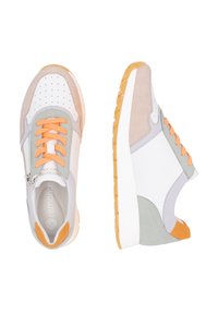 Weiße und pastellfarbene Sneaker mit durchbrochenen Details, orangefarbene Schnürsenkel, einem Reißverschluss und einer strukturierten Gummisohle.