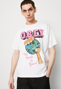 Obey Clothing THE WORLD IS YOURS UNISEX - Apdrukāts T-krekls - white