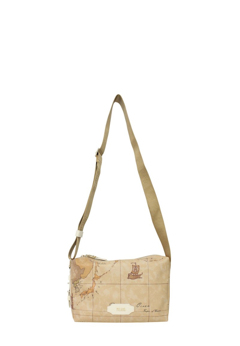 Borsa crossbody beige con design di mappa vintage, dotata di una zip dorata, di forma piatta e di una tracolla in tessuto regolabile.