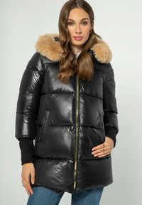 Černá péřová bunda s lesklým povrchem, kapucí z umělé kožešiny, předním zipem a žebrovanými manžetami. Design má boxovitý tvar a je prošívaný.