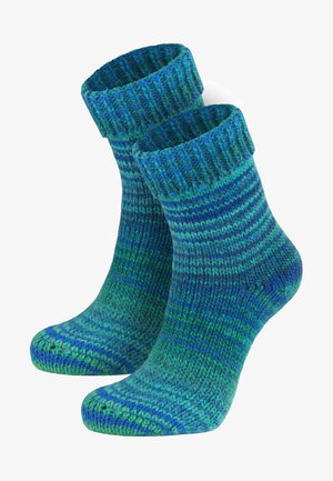 Gestrickte Socken in verschiedenen Blautönen und Grüntönen, mit einem gerippten Bündchen und einer glatten Textur, die horizontale Streifen aufweisen.