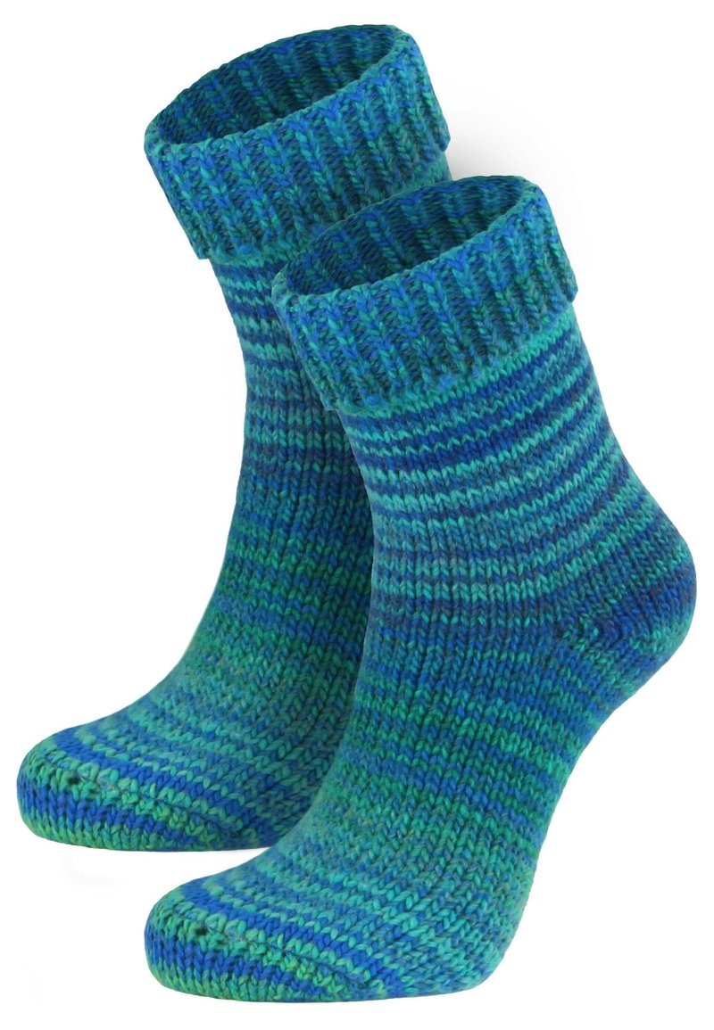 Gestrickte Socken in verschiedenen Blautönen und Grüntönen, mit einem gerippten Bündchen und einer glatten Textur, die horizontale Streifen aufweisen.