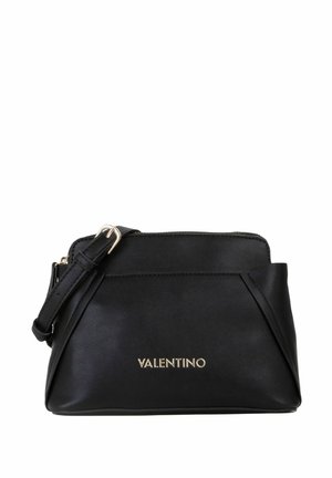 Sac à main en cuir noir avec ferrures dorées, fermeture zippée et design de style origami. Comprend une bandoulière réglable et un logo embossé à l'avant.