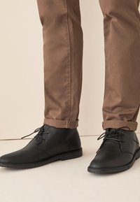 Next DESERT - Šněrovací kotníkové boty - black