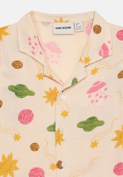 Παιδικό πουκάμισο με κουμπιά, στολισμένο με πολύχρωμο διάστημα-θεματικό σχέδιο που περιλαμβάνει πλανήτες, αστέρια, ήλιους και ροζ UFO σε ανοιχτό κρεμ φόντο.