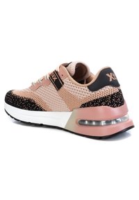 Baskets en mesh rose clair avec des accents noirs, dotées d'une semelle rembourrée, d'une bulle d'air visible et de lacets colorés. Motif texturé sur la tige.