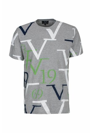 T-shirt grigia a maniche corte con grandi lettere sovrapposte "V" in bianco, blu navy e verde, e numeri verdi "19" e "69" stampati sul tessuto.