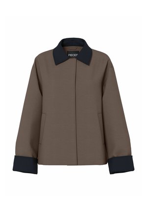 Veste marron avec col et poignets côtelés foncés, poches avant et fermeture avant dissimulée.