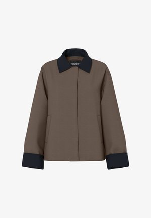 Veste marron avec col et poignets côtelés foncés, poches avant et fermeture avant dissimulée.