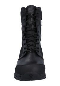 Zwarte tactische laars met een combinatie van glad leer en duurzaam mesh bovenwerk, vetersluiting aan de voorkant en een robuuste rubberen zool met een gestructureerd patroon.