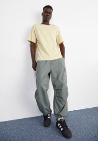 The North Face ZUMU RELAXED TEE - Apdrukāts T-krekls - gravel