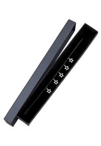 Sterling silver stjärnberlockhalsband visat i en svart smyckeslåda. Innehåller fem stjärnberlocker på en delikat kedja.