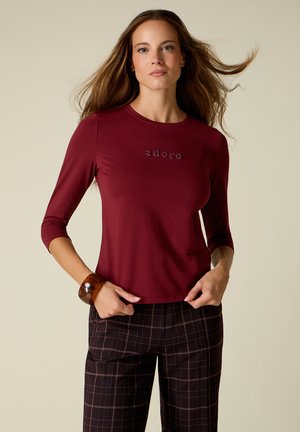 Oltre, T-SHIRT CON RICAMO LETTERING GIOIELLO (ITALIAN SIZE) - Camiseta de manga larga - bordeaux