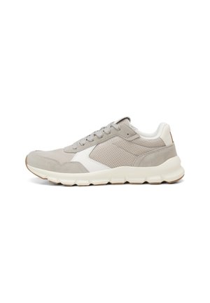 Lichtgrijze en witte casual sneaker met mesh- en suède-details, dikke witte zool en veters, zijaanzicht.