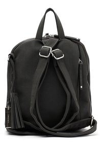 Mochila negra texturizada con dos asas en la parte superior y correas ajustables. Presenta herrajes plateados, cierres con cremallera y un detalle decorativo de borlas.