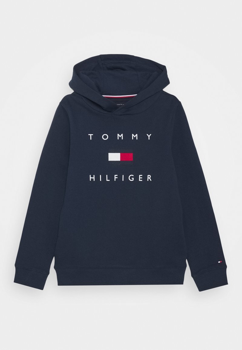 Granatowy polar z kapturem wykonany z bawełny, z białym i czerwonym logo "TOMMY HILFIGER" na przodzie oraz prostokątnym wzorem kolorowym poniżej.