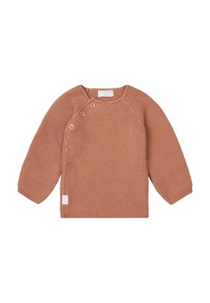 Pull en maille couleur rouille avec des manches longues, un col rond et une fermeture à trois boutons sur l'épaule gauche. Tissu texturé et doux.