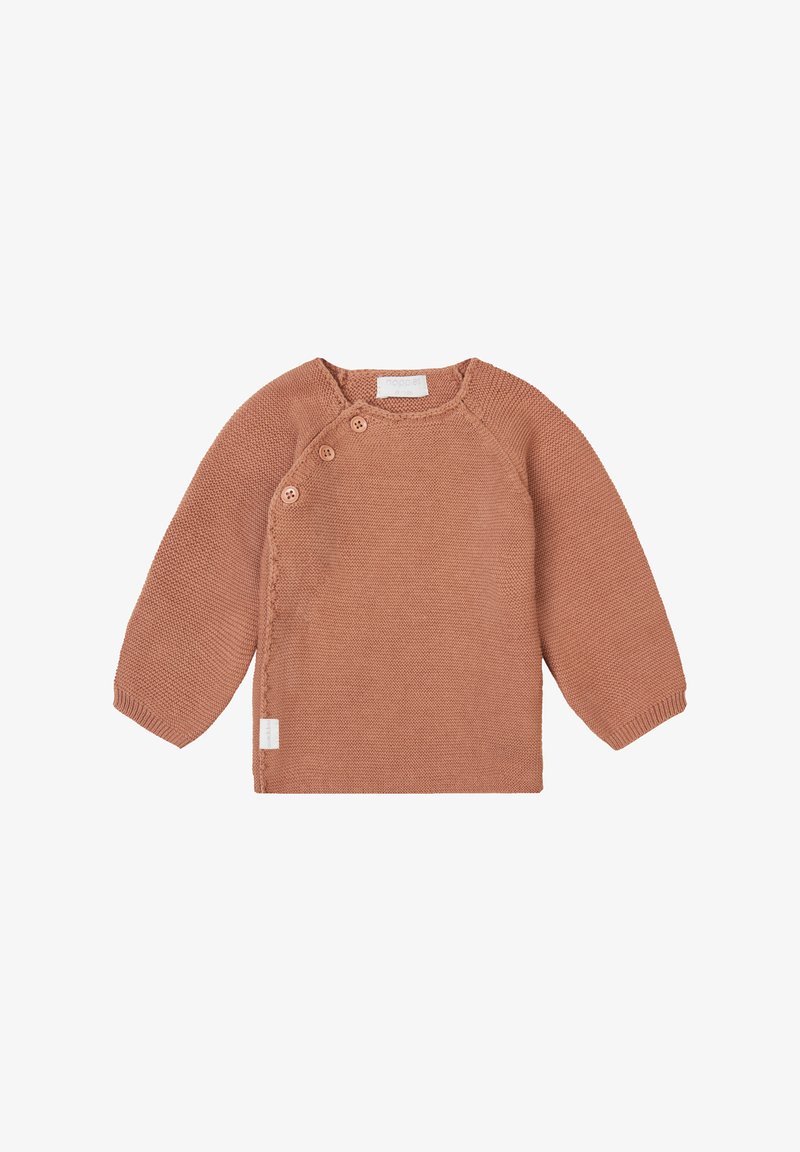 Rostfarbener Strickpullover mit langen Ärmeln, rundem Halsausschnitt und dreiknopfiger Verschluss an der linken Schulter. Strukturierter, weicher Stoff.