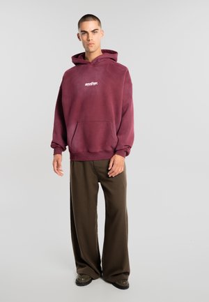 Another Cotton Lab, OVERPRICED FLAT WHITES WASHED HOODIE
- Kapucnis pulóver - washed wine red