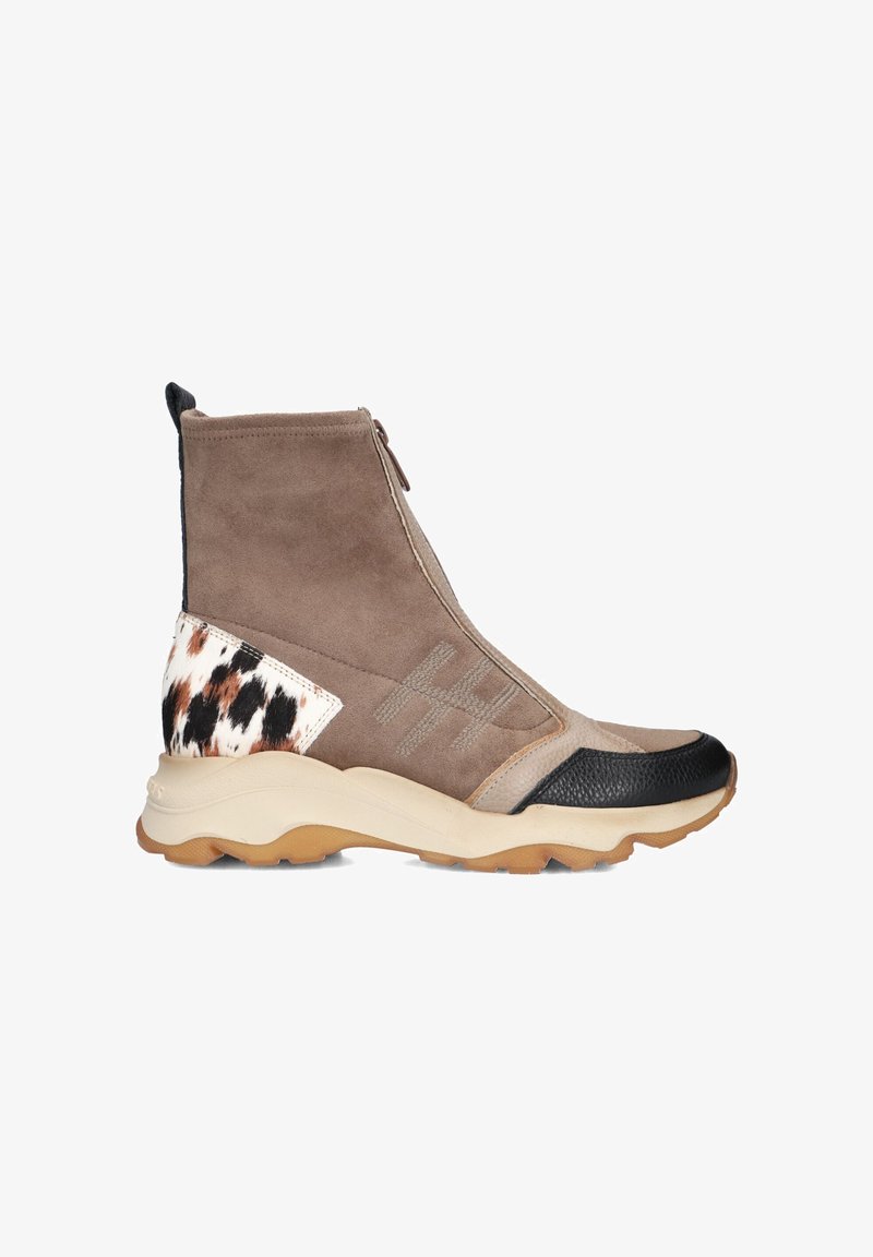 Botas de ante hasta el tobillo en beige con una puntera de cuero negro, panel lateral estampado y cierre de cremallera; suela de goma para mayor tracción.