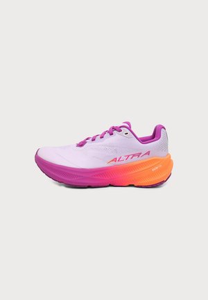 Lichtpaarse hardloopschoen met roze veters en een verloopzool van roze naar oranje, met het merk "ALTRA" aan de zijkant, weergegeven op een witte achtergrond.