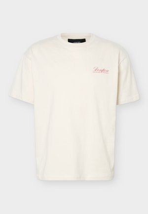 Λευκό t-shirt με κοντά μανίκια και στρογγυλή λαιμόκοψη, με μικρό κόκκινο κείμενο "Benfica" στο αριστερό μέρος του στήθους.