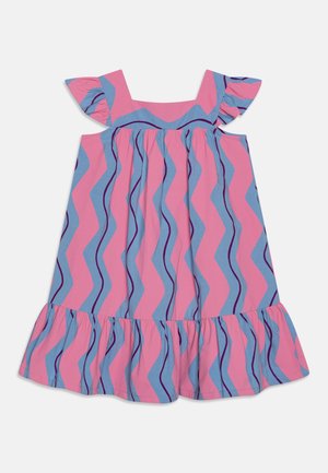 Tyttöjen hihaton mekko, jossa on röyhelöiset hihat ja helma, ja jossa on vaaleanpunaisia ja sinisiä aaltoilevia raitoja sekä neliömäinen pääntie.