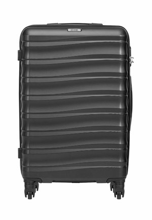 Czarna twarda walizka z poziomymi teksturowanymi żebrami, logo marki na górze, cztery podwójne koła obrotowe oraz boczny uchwyt.