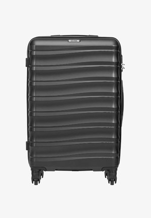 Czarna twarda walizka z poziomymi teksturowanymi żebrami, logo marki na górze, cztery podwójne koła obrotowe oraz boczny uchwyt.