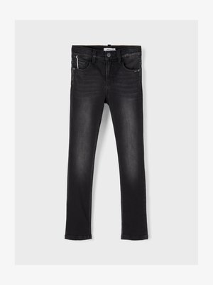 Μαύρα τζην με στενή εφαρμογή, κατασκευασμένα από τζιν ύφασμα. Περιλαμβάνουν κλείσιμο με κουμπί στο μπροστινό μέρος, πέντε τσέπες και διακριτική φθορά στα πόδια.