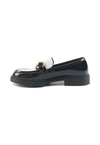Musthave mustvalge lakknahast loafer, ümmarguse nina, kuldse detailiga ja tekstuurse kummiseguga. Lihtne ja stiilne disain.