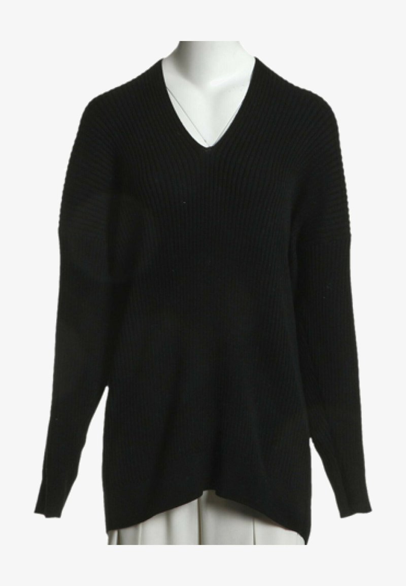 Pull noir en maille côtelée à col en V et manches longues, présenté sur un buste de mannequin blanc.
