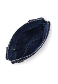 Borsa con zip di colore blu navy, con una trama liscia, caratterizzata da un interno non foderato e numerosi piccoli scomparti per l'organizzazione.
