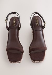 Neselectat, chocolate brown