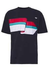 Mörkblå t-shirt med en djärv grafisk design med röda, vita och turkosa ränder samt en liten logotyp på övre vänstra bröstet.