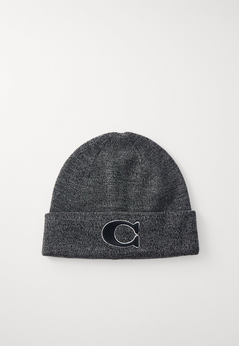 Grijze gebreide beanie met een textuurafwerking, voorzien van een omgeslagen band en een contrasterend zwart logo. Zacht materiaal geschikt voor koud weer.