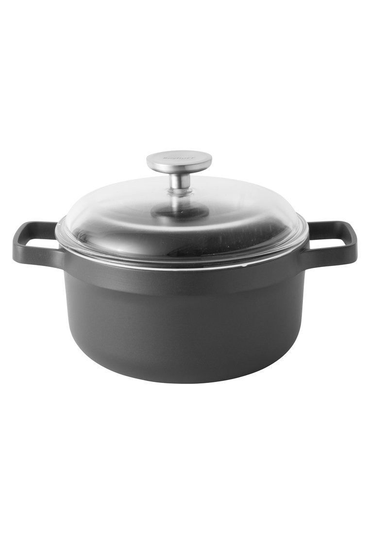 Casserole grise avec des côtés lisses, deux poignées et un couvercle en verre surmonté d'un bouton en acier inoxydable. Présente un design simple et rond.