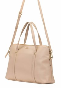 Jasnobeżowa skórzana torebka z podwójnymi uchwytami na górze i odczepianym paskiem. Posiada złote okucia oraz główną komorę zapinaną na zamek.