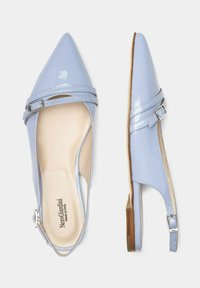 Ballerines en cuir verni bleu clair avec des orteils pointus, deux sangles et un accent de boucle. Semelles en bois plates.