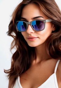 Occhiali da sole con montatura grigia opaca, lenti riflettenti blu e viola e un sottile accento verde sul lato, caratterizzati da una forma a occhio di gatto contemporanea.