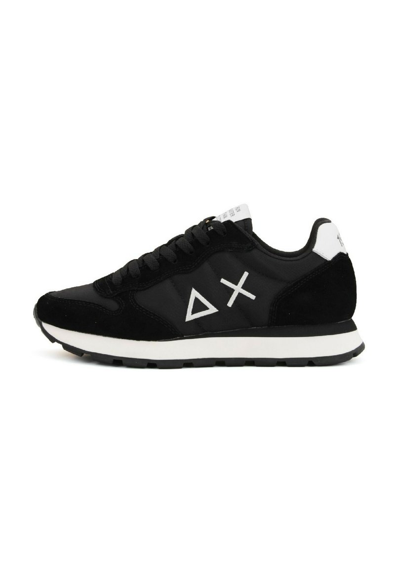 Schwarzer Sportschuh mit Obermaterial aus Wildleder und Mesh, mit weißen geometrischen Logo-Akzenten, schwarzen Schnürsenkeln und einer weißen Zwischensohle.