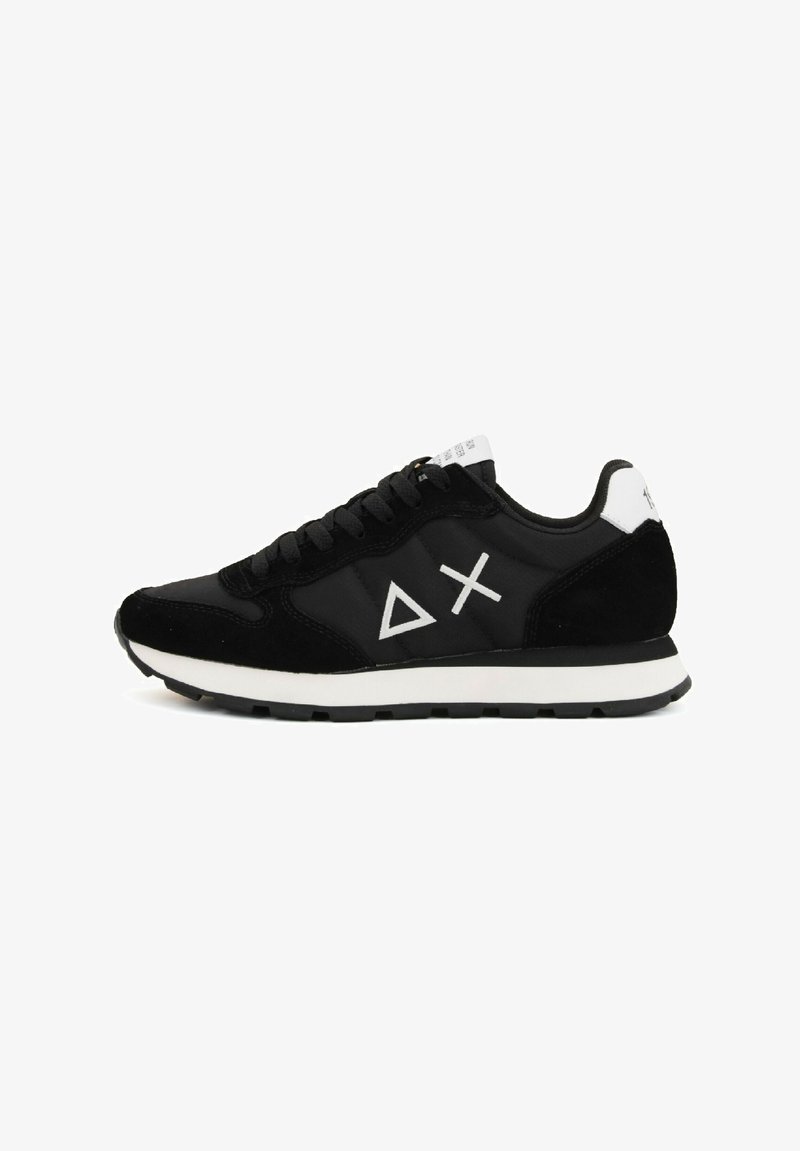 Schwarzer Sportschuh mit Obermaterial aus Wildleder und Mesh, mit weißen geometrischen Logo-Akzenten, schwarzen Schnürsenkeln und einer weißen Zwischensohle.