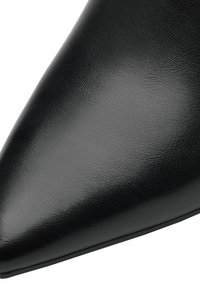 Scarpa nera in pelle con punta affusolata e una texture liscia. La parte superiore ha una leggera lucentezza e il design è snello ed elegante.