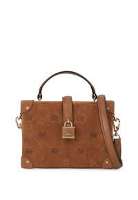 Brązowa torebka zamszowa o sztywnej konstrukcji, z górnym uchwytem, regulowanym paskiem na ramię i złotymi akcentami. Wzór z logo na całej powierzchni.